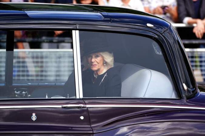 Camilla Parker Bowles, reine consort d'Angleterre, arrive à la procession cérémonielle du cercueil de la reine Elizabeth II, du palais de Buckingham à Westminster Hall à Londres, le 14 septembre 2022.