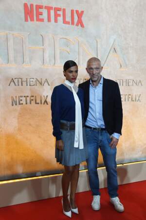 Vincent Cassel et Tina Kunakey sont complices pour assister à la première du film "Athena" à la salle Pleyel à Paris, le 13 septembre 2022.