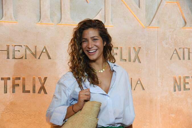 Manon Azem montre sa chevelure de rêve à l'avant-première du film "Athena" à la salle Pleyel à Paris, le 13 septembre 2022.