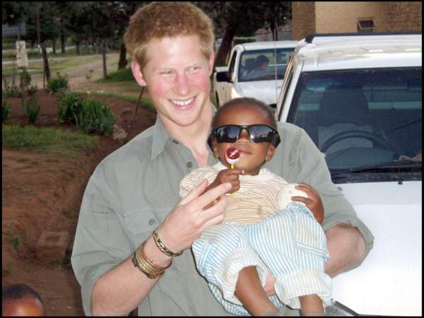 Le prince Harry en voyage au Lesotho avec la Croix Rouge en mai 2005.