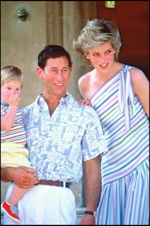 Le prince Harry avec ses parents, le prince Charles et Lady Diana, en vacances à Majorque en 1986