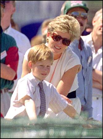 Le prince Harry assiste au grand prix de Formule 1 de Grande-Bretagne à Silverstone avec sa mère, la princesse Diana, en 1995.