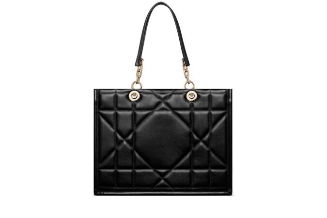Sac Cabas Dior Essential Medium en 
cuir de veau Archicannage noir, Dior, 4 100€  
