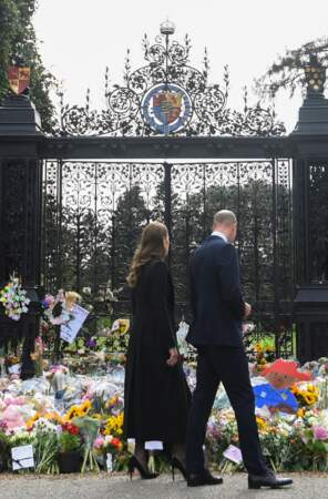 Le prince William et Kate Middleton, princesse de Galles regardent les hommages floraux laissés par les membres du public aux portes de Sandringham House à Norfolk