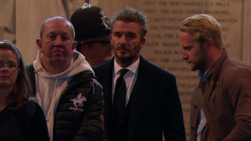 Aperçu au milieu de la foule qui faisait la queue pour rendre hommage à la reine Elizabeth II, David Beckham, la légende du football anglais, a patienté treize pour arriver à Westminster Hall le 16 septembre.