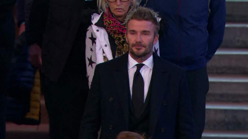 David Beckham s'est fondu dans l'immense file d'attente et a pris son mal en patience ce 16 septembre afin de rendre hommage à la reine Elizabeth II à Londres.