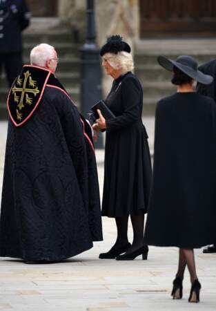 La reine consort Camilla Parker-Bolwes arrive dans l'Abbaye de Westminster pour assister aux funérailles d'Elizabeth II, le 19 septembre 2022.