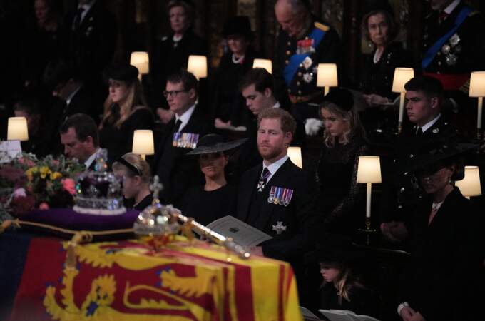 Le prince Harry très ému devant le cercueil de sa grand-mère la reine Elizabeth lors de la cérémonie funèbre en la Chapelle Saint-Georges à Windsor, le 19 septembre 2022.