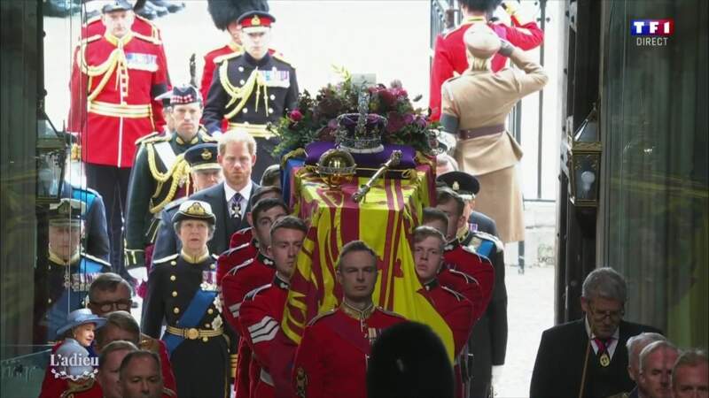 La princesse Anne et le prince Harry derrière le cercueil de la reine Elizabeth II, lors des funérailles d'État à l'Abbaye de Westminster à Londres, le 19 septembre 2022