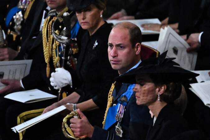 Le prince de Galles William très ému lors des funérailles d'État de sa grand-mère la reine Elizabeth II en l'Abbaye de Westminster à Londres, le 19 septembre 2022.