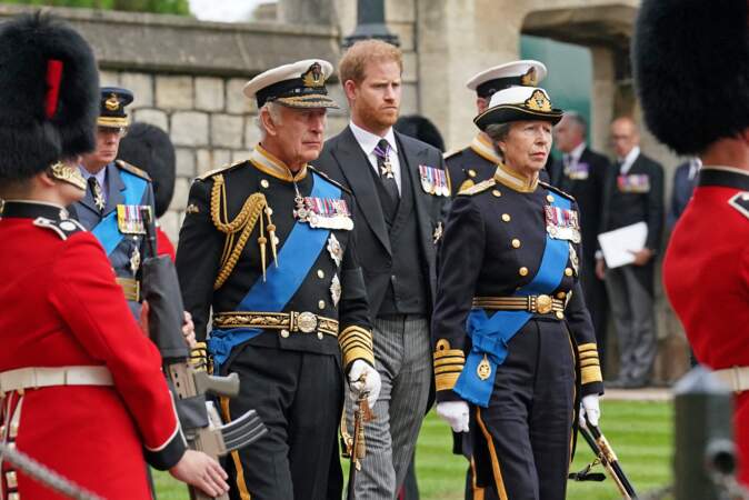 Le roi Charles III, le prince Harry et la princesse Anne arrivent à la cérémonie funèbre à la chapelle Saint-Georges à Windsor, pour un ultime hommage à la reine Elizabeth II, le 19 septembre 2022.