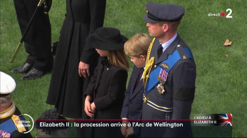 La princesse Charlotte et le prince George très émus devant le cercueil de leur arrière-grand-mère la reine Elizabeth II lors de la procession à l'arc de Wellington, le 19 septembre 2022.