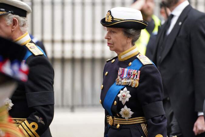 La princesse Anne en tenue militaire pour suivre la procession du cercueil de la reine Elizabeth II d'Angleterre de Westminster Hall à l'Abbaye de Westminster, à Londres, le 19 septembre 2022.