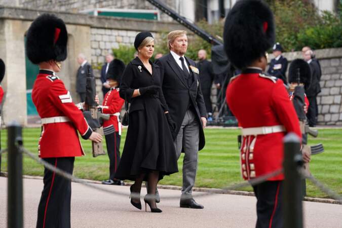 Le roi Willem-Alexander et la reine Maxima des Pays-Bas arrivent à la cérémonie funèbre à la chapelle Saint-Georges à Windsor, pour un ultime hommage à la reine Elizabeth II, le 19 septembre 2022.
