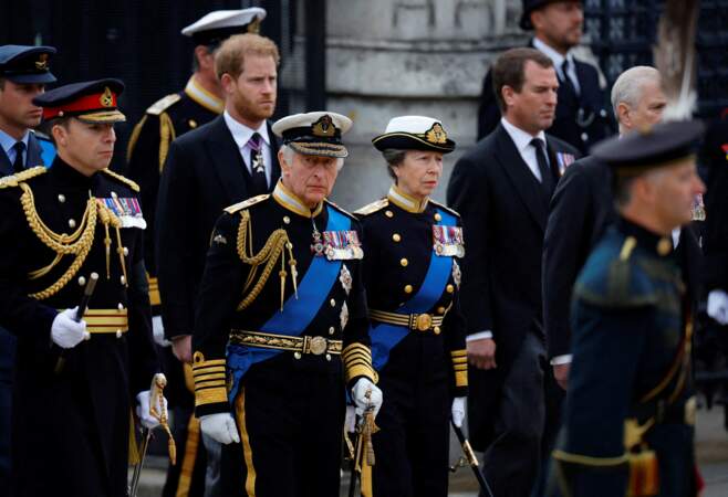 Le roi Charles III, ses fils les princes William et Harry, la princesse Anne et les princes Andrew et Edward accompagnent le cercueil de la reine Elizabeth II jusqu'à l'Abbaye de Westminster, le 19 septembre 2022.