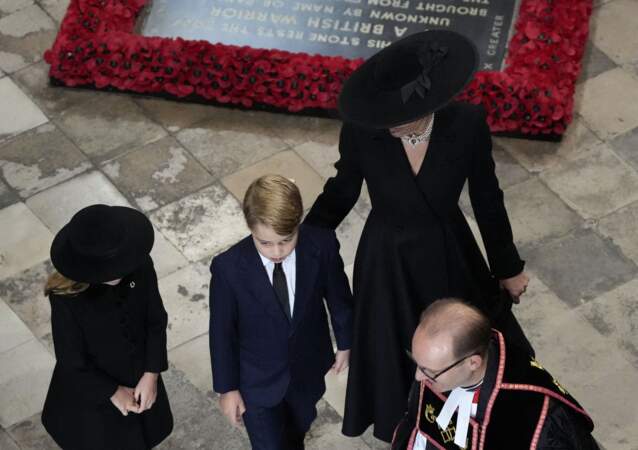 La princesse de Galles Kate Middleton et ses enfants le prince George et la princesse Charlotte prennent place en l'Abbaye de Westminster à Londres, le 19 septembre 2022.