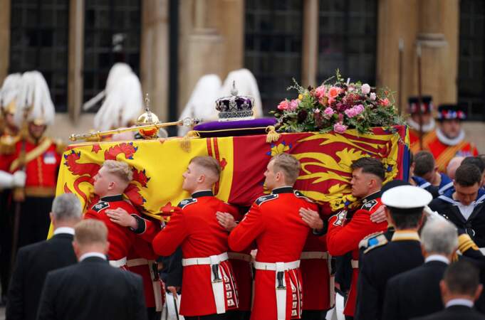 Le cercueil de la reine Elizabeth II arrive à l'Abbaye de Westminster, le 19 septembre 2022.