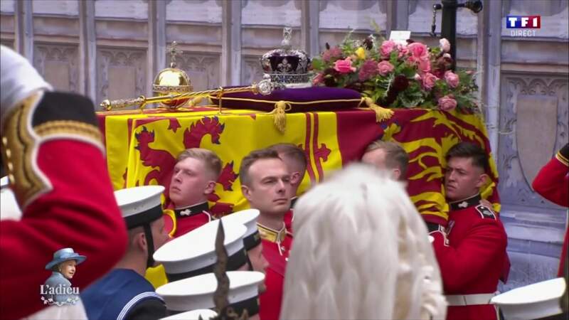 Le cercueil de la reine Elizabeth II quitte Westminster Hall pour prendre la direction de l'Abbaye de Westminster, le 19 septembre 2022