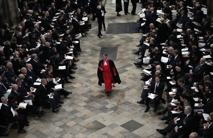 L'archevêque de Canterbury Justin Welby (chef spirituel de l'Eglise anglicane), au côté du doyen de Westminster David Hoyle, va délivrer le serment en l'honneur de la reine Elizabeth II lors des funérailles d'État à l'abbaye de Westminster, le 19 septembre 2022.