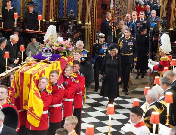 Le roi Charles III et son épouse la reine consort Camilla Parker-Bowles marchent derrière le cercueil de la reine Elizabeth II dans la nef de l'Abbaye de Westminster, à Londres, le 19 septembre 2022.
