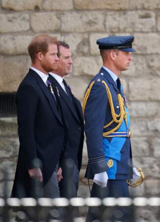 Les princes Harry et William émus à la fin des funérailles d'État de la reine Elizabeth II à l'Abbaye de Westminster, le 19 septembre 2022.