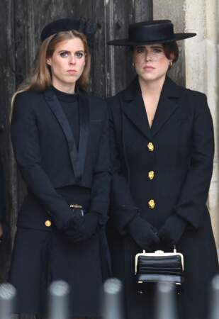 Les princesse Beatrice et Eugenie d'York les visages fermés à la fin des funérailles d'État de la reine Elizabeth II à l'Abbaye de Westminster, le 19 septembre 2022.