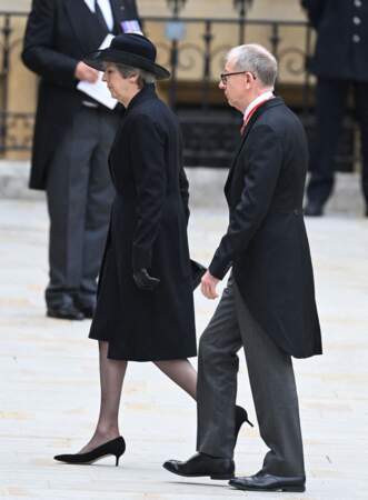 Theresa May et son mari Philip arrivent à l'Abbaye de Westminster pour assister aux funérailles de la reine Elizabeth II, le 19 septembre 2022.