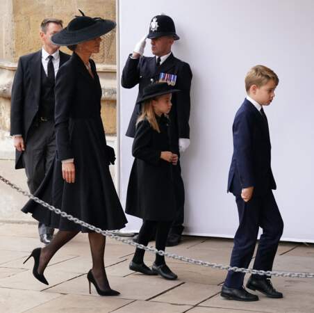 Kate Middleton et ses enfants George et Charlotte font leur entrée dans la chapelle Saint-Georges de Windsor pour assister à la cérémonie funèbre pour la reine Elizabeth II, le 19 septembre 2022.
