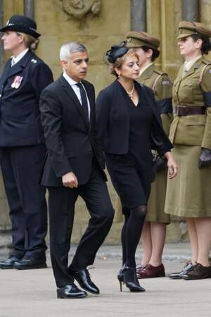 Le maire de Londres Sadiq Khan et sa femme Saadiya arrivent au service funéraire à l'Abbaye de Westminster pour les funérailles d'Etat de la reine Elizabeth II, le 19 septembre 2022.