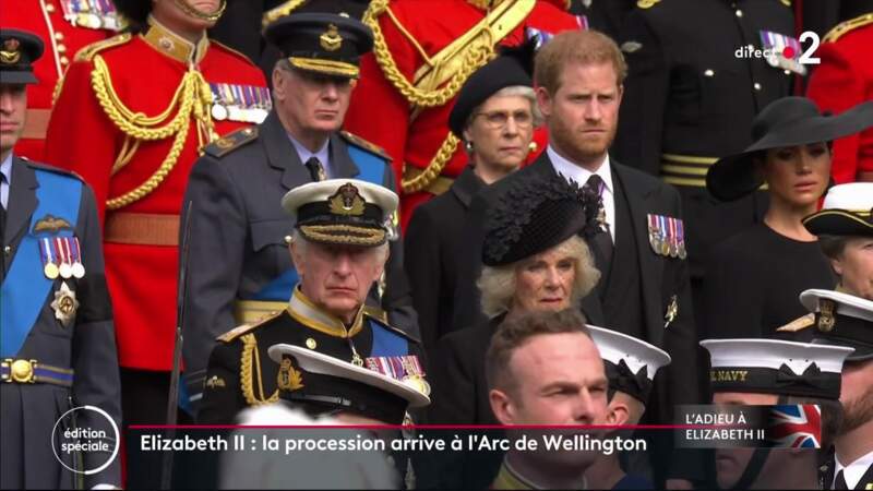 Le roi Charles III et son fils le prince Harry réunis pour saluer le cercueil de la reine Elizabeth II lors de la procession à l'arc de Wellington, le 19 septembre 2022.