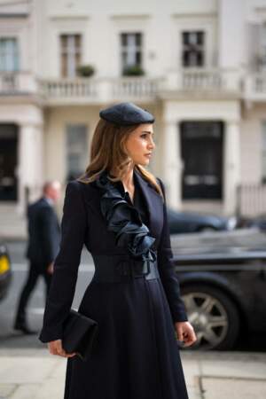 La reine Rania de Jordanie porte un  long manteau et une pochette Manolo Blahnik, le 19 septembre 2022. 