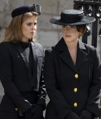 Les princesses Beatrice et Eugenie d’York entièrement vêtues de noirs pour les funérailles de la Reine Elizabeth II, le 19 septembre 2022. 