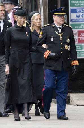 Le prince Albert II et la princesse Charlène de Monaco et ses escarpins dior pour se rendre à la cérémonie de funérailles de la reine Elizabeth II, le 19 septembre 2022. 
