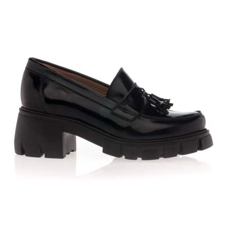 Mocassins en cuir noir verni, détail pampilles ton sur ton et semelle track, Besson Chaussures, 59,99€