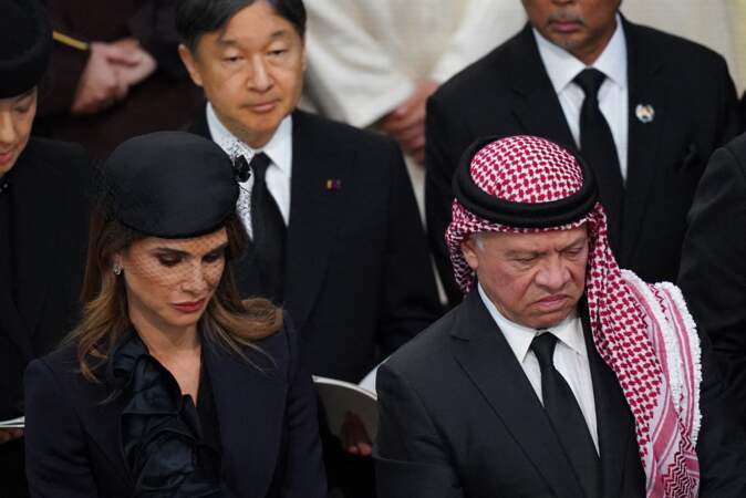 Rania de Jordanie est élégante en total-look noir aux funérailles de la Reine Elizabeth II, le 19 septembre 2022. 