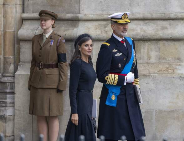 La reine Letizia et son mini-sac Giorgio Armani, le 19 septembre 2022. 