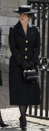 La princesse Eugenie d'York se recouvre d'une veste The Kooples aux funérailles de la Reine Elizabeth II, le 19 septembre 2022. 