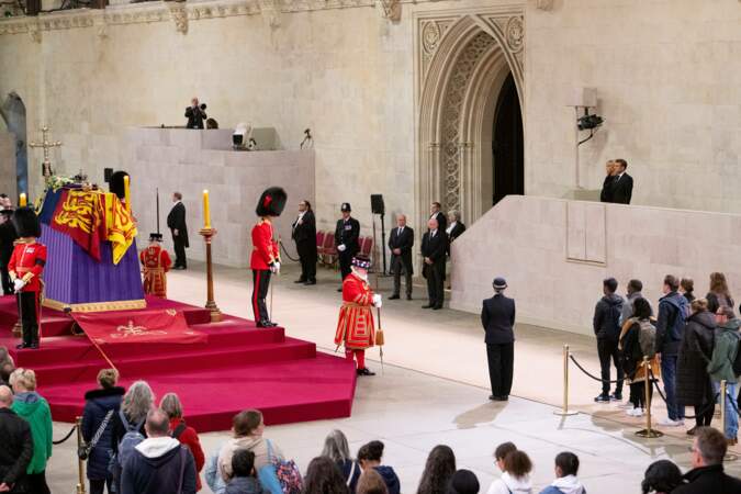 Emmanuel et Brigitte Macron se recueillent devant le cercueil de la reine Elizabeth II, le 18 septembre 2022