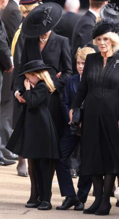 La prince Charlotte fond en larmes lors des funérailles de la reine Elizabeth II, le 19 septembre 2022