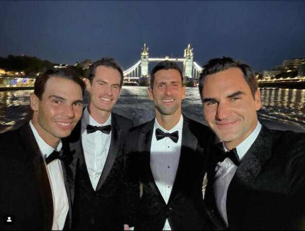 Roger Federer entouré de Rafael Nadal, Novak Djokovic et Andy Murray pour un gala à Londres, le 22 septembre 2022