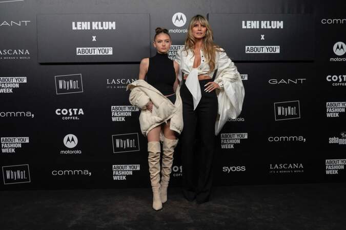 Leni Klum pose avec sa mère Heidi Klum au défilé About You à la Fashion week de Milan, le 22 septembre 2022. 