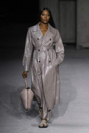 Naomi Campbell et son trench-coat au défilé Tod’s lors de la Fashion Week Milanaise, le 23 septembre 2022.