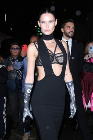 Bianca Balti dévoile son corps de rêve à la soirée Dolce & Gabbana lors de la Fashion Week de Milan. 