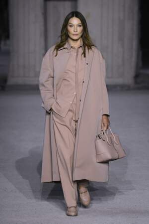 Carla Bruni défile en total-look monochrome pour la marque Tod's lors de la Fashion week de Milan, ce 23 septembre 2022. 