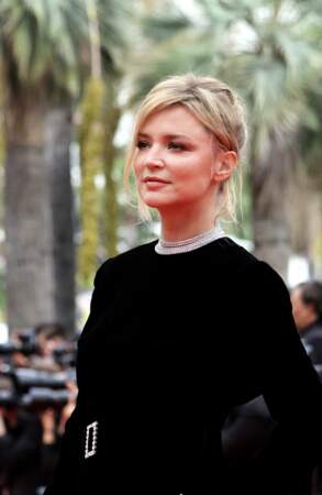 Virginie Efira porte un chignon flou au Festival de Cannes 2022. 