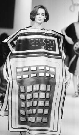 Le poncho calculatrice présenté lors du défilé prêt-à-porter Printemps-été 1984, le 16 octobre 1983