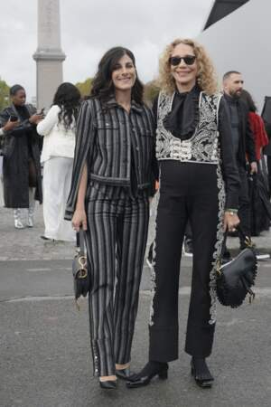 Mina Kavani et Marisa Berenson posent ensemble au défilé Dior lors de la Fashion Week de Paris, le 27 septembre 2022.
