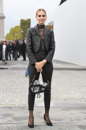 Chiara Ferragni et sa veste en cuir noire au défilé Dior - collection printemps/été 2023. À Paris, le 27 septembre 2022.