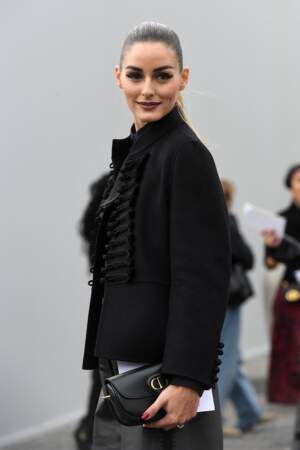Olivia Palermo craque pour une veste de blazer noire au défilé Dior - collection printemps/été 2023. À Paris, le 27 septembre 2022.