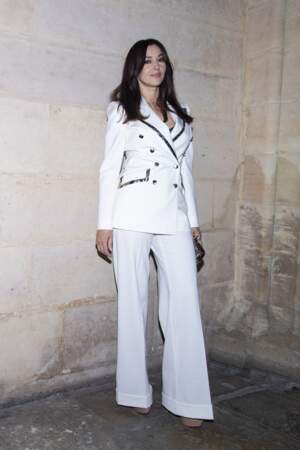 Monica Bellucci est au summum de l'élégance avec un costume blanc à Paris, le 10 avril 2019. 